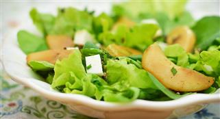 foto da receita Salada de folhas,  pera e queijo
