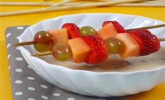 foto da receita Espetinho de fruta com creme de maracujá