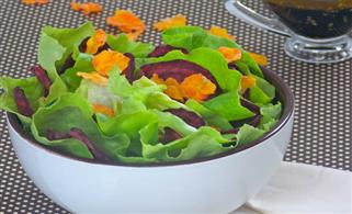 foto da receita Salada com crisps de cenoura e beterraba