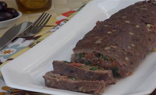 foto da receita Rocambole de carne com purê de tomate e rúcula