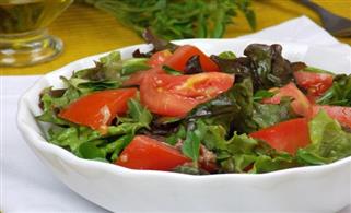 foto da receita Salada de folhas com tomate,  manjericão e anchovas
