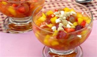 foto da receita Salada de frutas com água de coco e castanha de caju