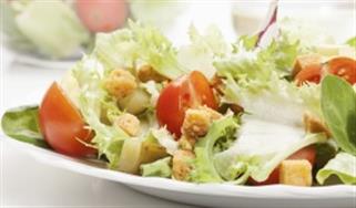 foto da receita Salada de folhas verdes com iscas de frango e croutons