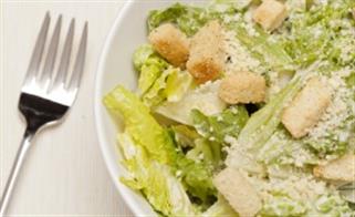 foto da receita Salada de folhas com croutons e molho pesto