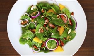 foto da receita Salada de rúcula com manga e molho de canela
