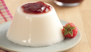 foto da receita Flan de iogurte com calda de morango