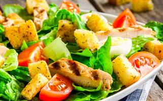 foto da receita Salada alface,  batata,  azeitona e alcaparras