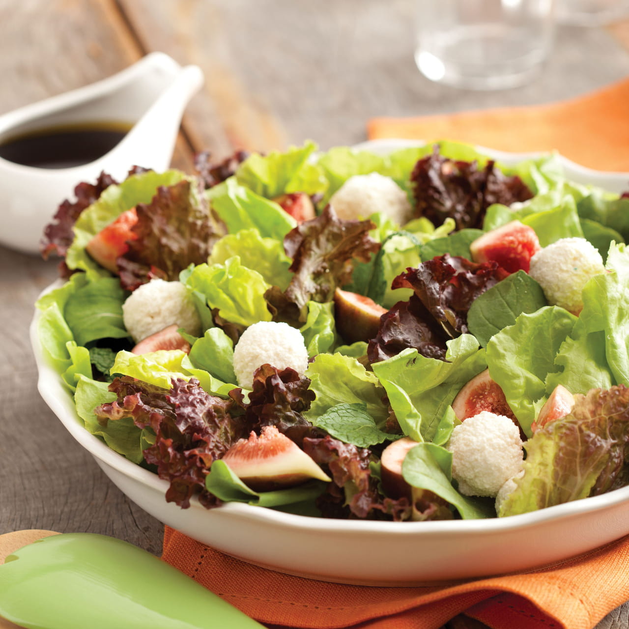 foto da receita Salada bronzeadora alface roxa,  figo,  cenoura e ricota