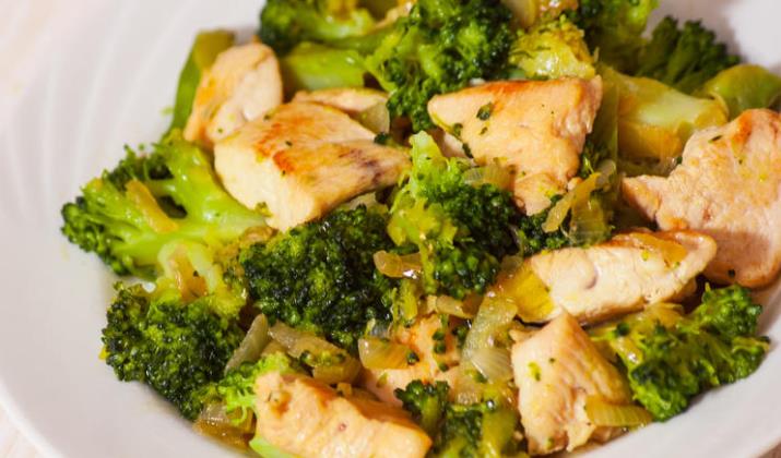 foto da receita Iscas de frango com brócolis e abobrinha