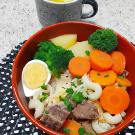 Sopa de carne com legumes e macarrão