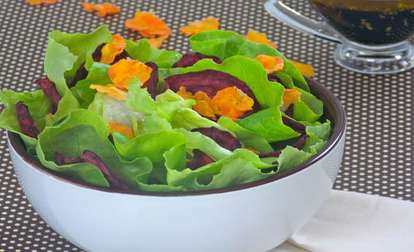 Salada com crisps de cenoura e beterraba