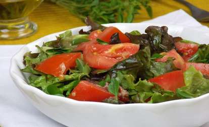 Salada de folhas com tomate, manjericão e anchovas