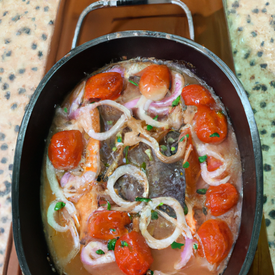 Pescada na panela de ferro com tomate, cebola e azeitonas