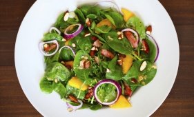 foto da receita Salada de rúcula com manga e molho de canela