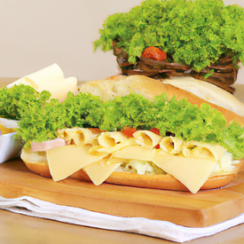 Sanduiche de peito de peru com queijo branco e salada