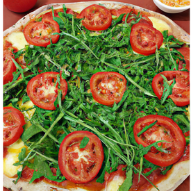 Pizza rucula com queijo branco e tomate