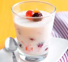 foto da receita Gelatina de iogurte com frutas do bosque