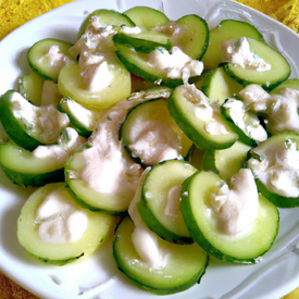 Salada de pepino com molho de iogurte e ervas