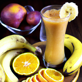 suco de laranja, ameixa, mamão, banana e maçã