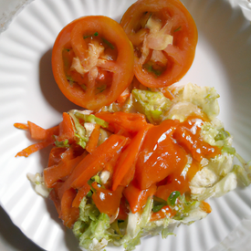 salada de couve, tomate e cenoura