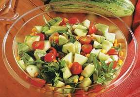 foto da receita Salada com abobrinha,   tomate cereja,   avocado e filé de frango